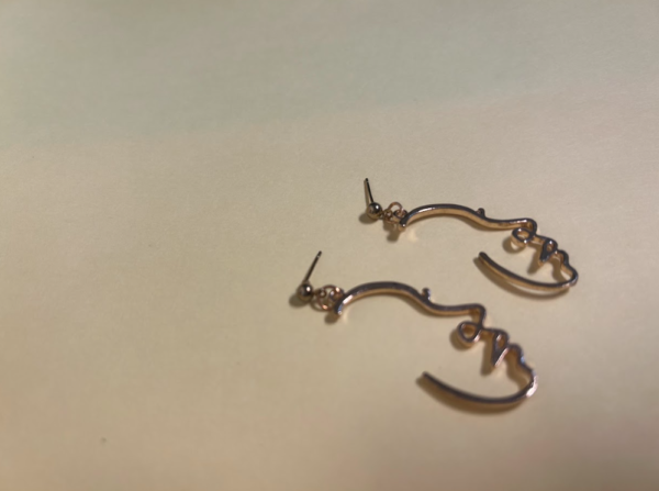 Minimalist Face Outline Earrings – Artistic Statement Jewelry in Gold - Image 2